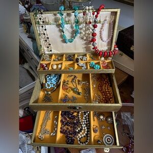 VINTAGE JEWELRY “WONDERS FOUND” at 1800ET